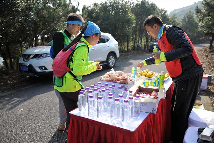 洞庭山企业鼎力赞助首届全国商学院太湖定向越野邀请赛.jpg 洞庭山企业鼎力赞助首届全国商学院太湖定向越野邀请赛.jpg